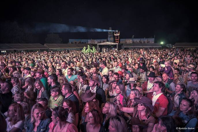M&M fest 2017 - Rudé a bílé tváře zakopaly válečnou sekeru a společně oslavily svátek Zelené rodiny